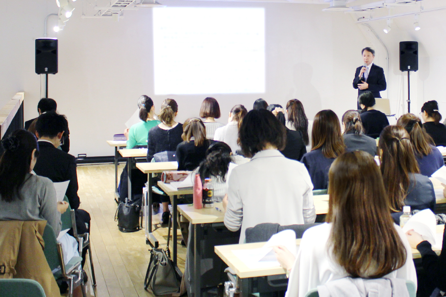 定期的に医療従事者向けの講習会や院内勉強会を行い、診療の向上に努めています。